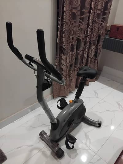 Upright stationary exercise bike/gym cycle/cycling machine/ cardio