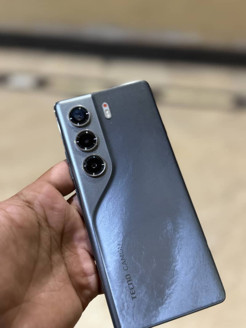 Tecno CAMON 40 Pro 1