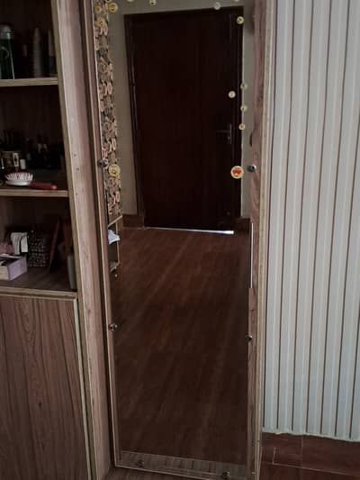 Standing dresser