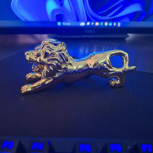 Loin-Shape Car Dashboard Decoration – Golden Lion