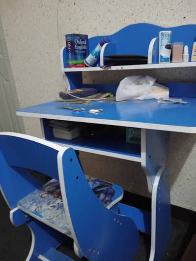 kids study table and chairs