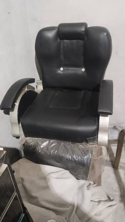 salon chair for urgent sale!