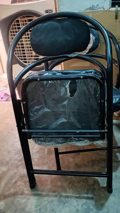 Folding Chairs 4 in New Condition
