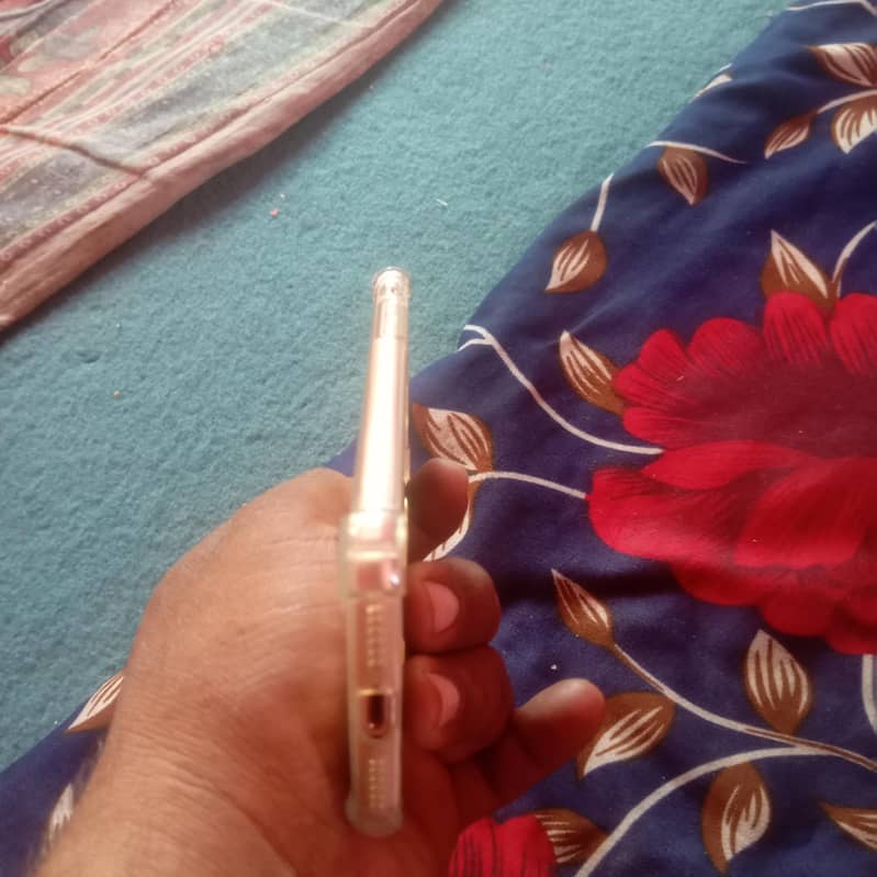 Apple iPhone 7 3