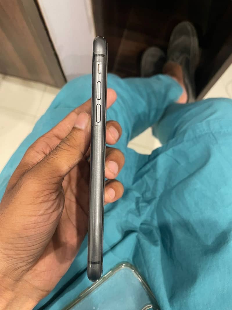 Apple iPhone 11 4