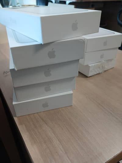 iphone pro Max 17-256 Gb Silver coloures are available