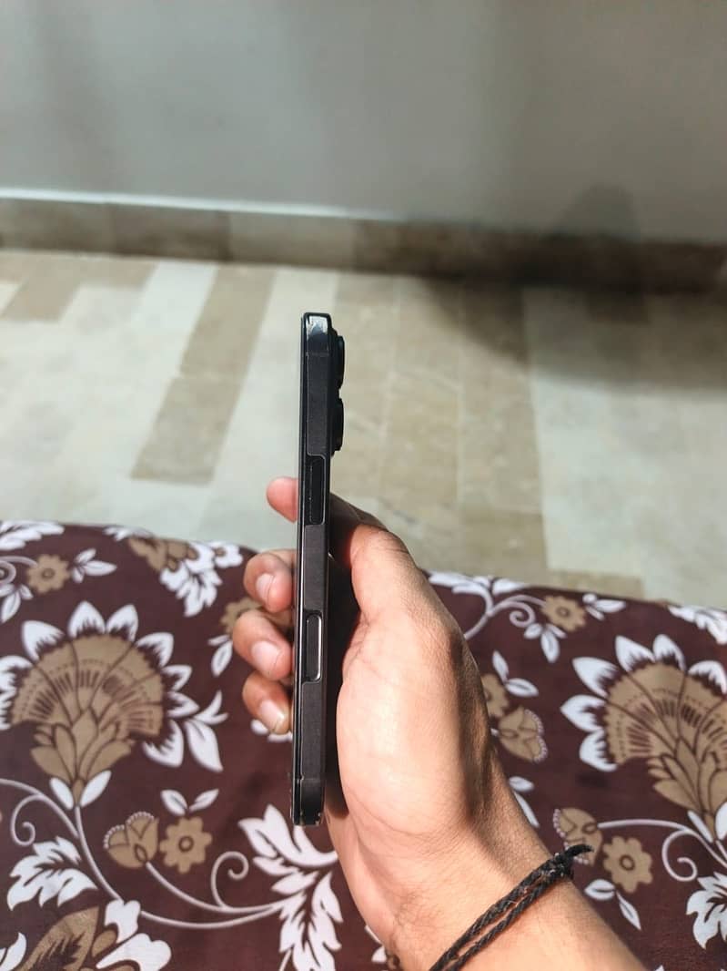 Apple iPhone 16 Pro 3