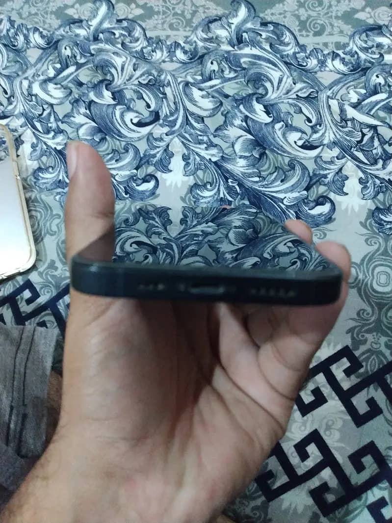 Apple iPhone 13 4
