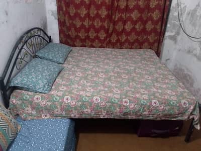 double bed iron ka bna hai