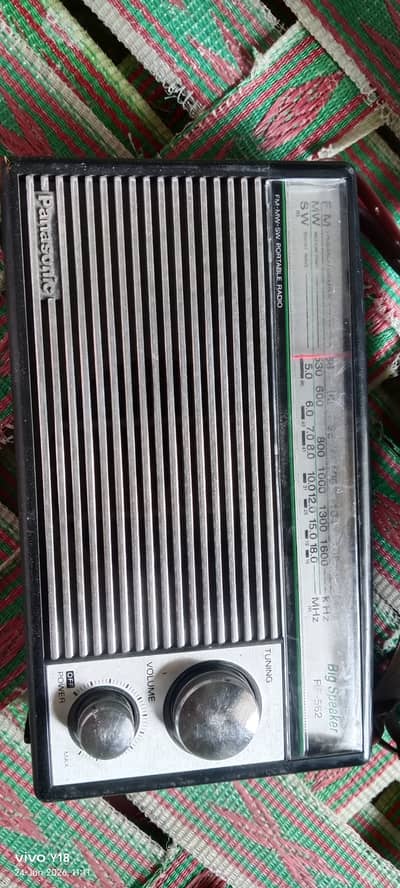 Vintage Panasonic R-562 Big Speaker FM MW SW 3 Band Portable Transist
