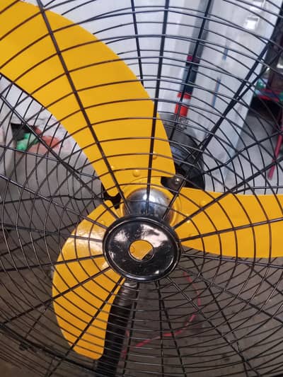 Full size DC Solar Fan. . . . fast and strong throw