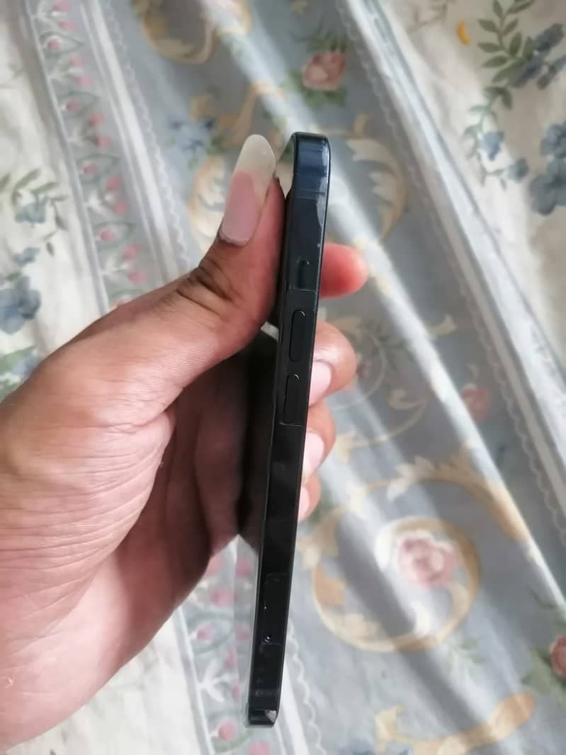Apple iPhone 13 5