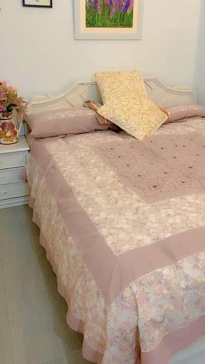 White Wooden Queen size Bed