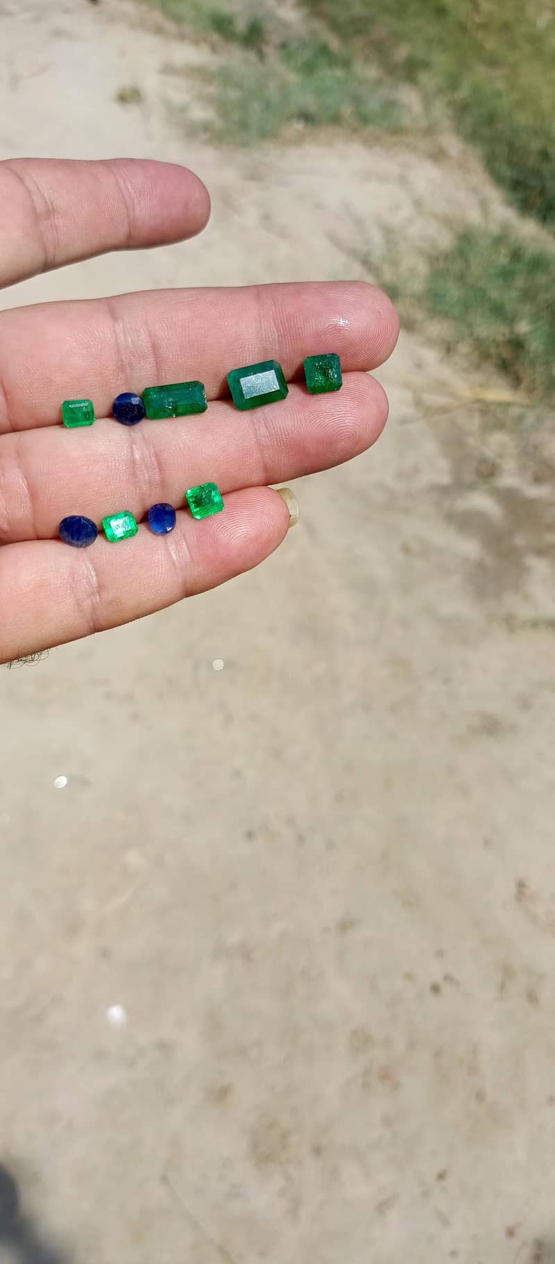 ہر قسم کے اصلی نیلم اور زمرد 0
