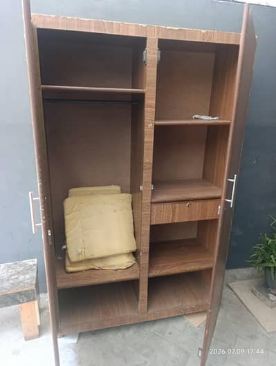 almari size 4x6 in good condition
