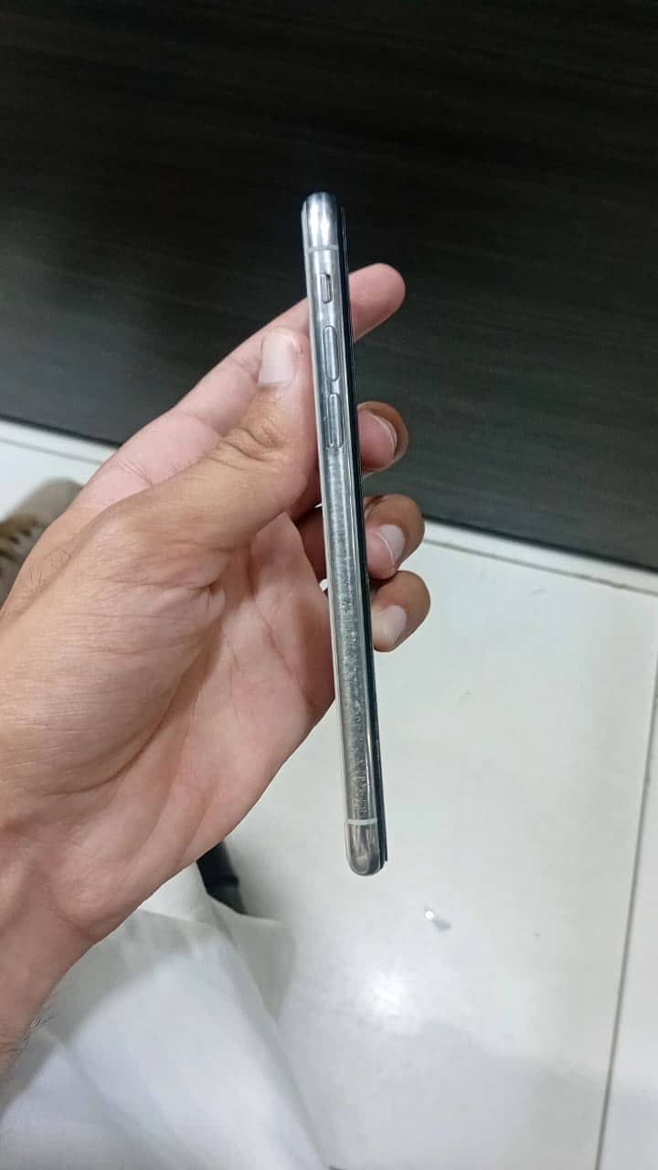 Apple iPhone X 4