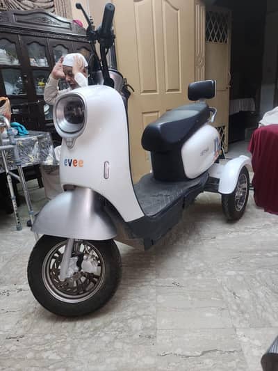Brand new untouched unregistered evee scooty 4 seater