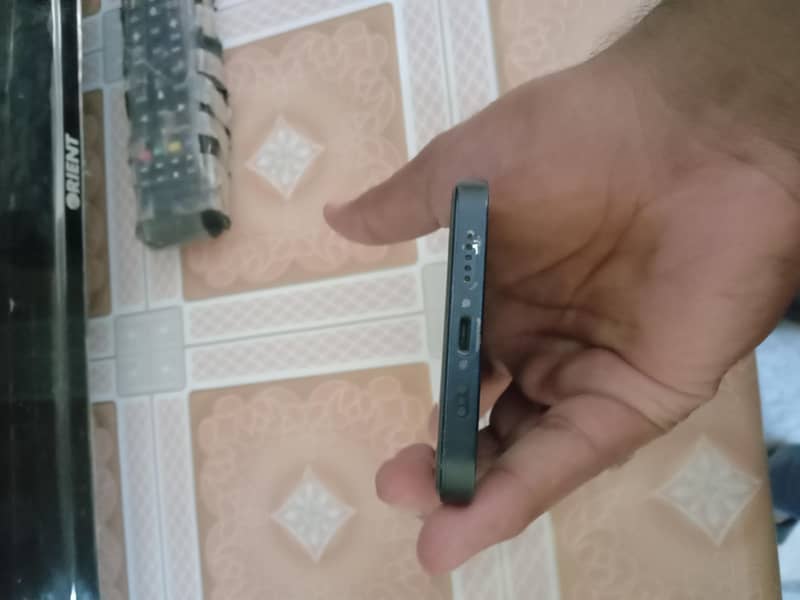 Apple iPhone 12 4