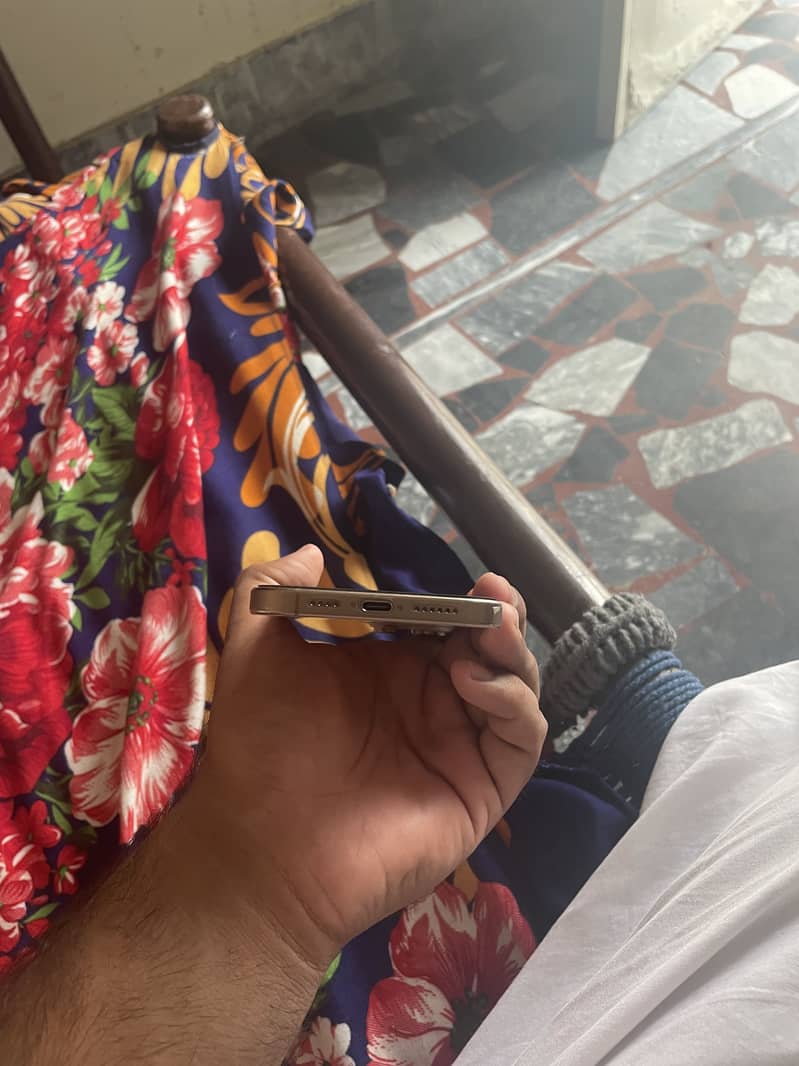 Apple iPhone 16 Pro Max 3