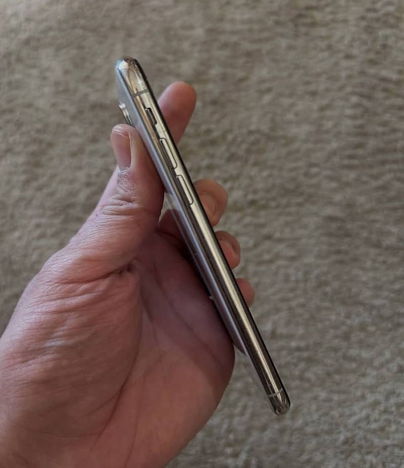 Apple iPhone X 4