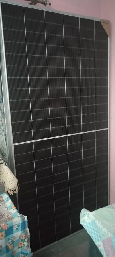 585 watts Solar plates