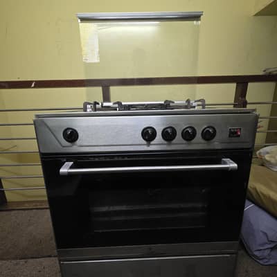 5 Burner Gas Cooking Range with Oven – Good Condition | Glass Top