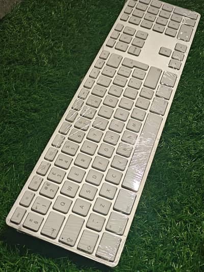 APPLE WIRED KEYBOARD