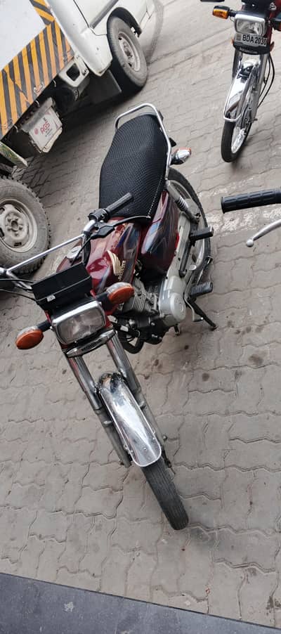 Honda 125 for sale. . . 1 hath Chali hui . .
