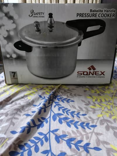sonex pressure cooker 7LITRE brand new box pack