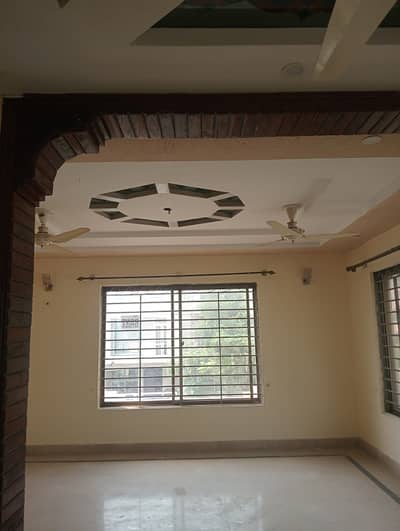 10marla 3beds DD TV lounge kitchen attached baths neat clean upper portion for rent in G 13 2 islamabad saprete