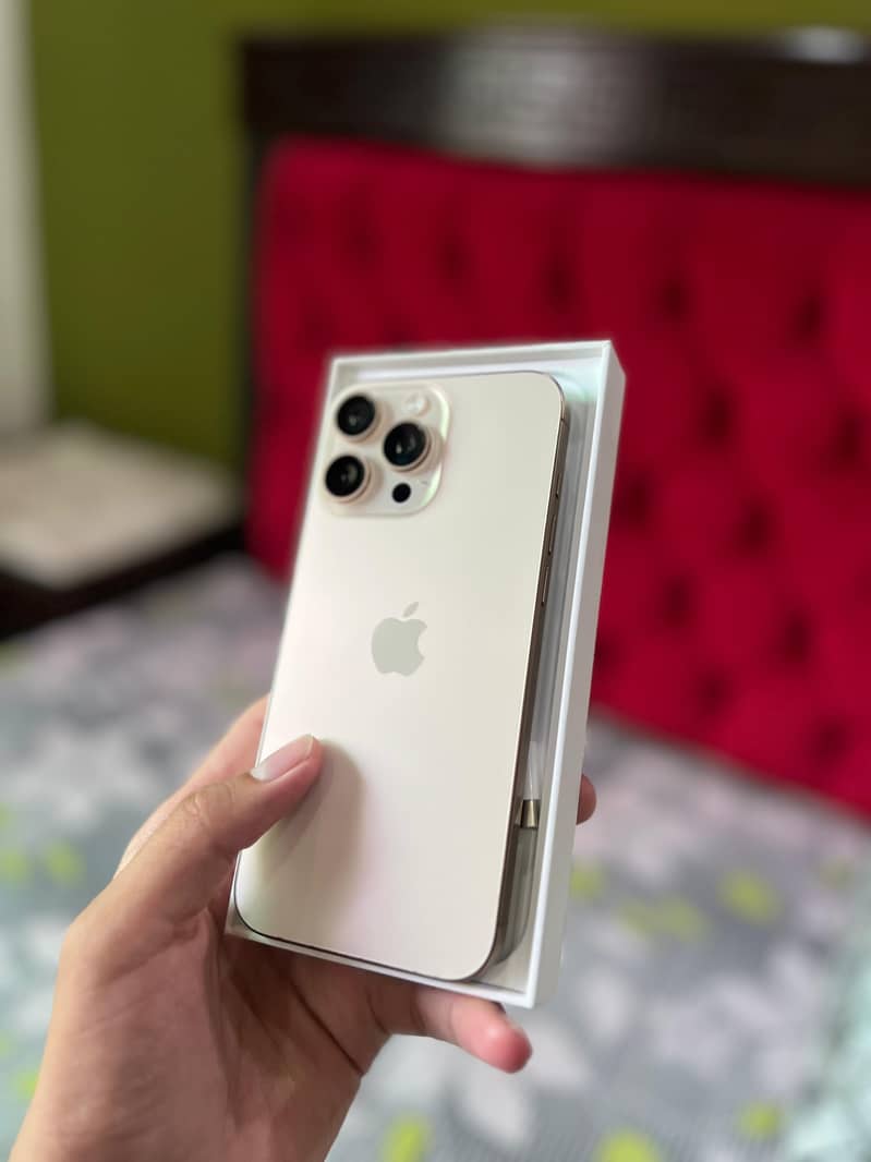 Apple iPhone 16 Pro Max 4