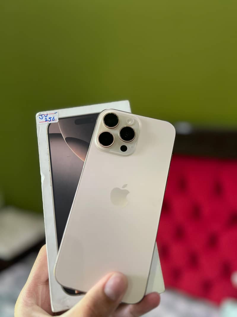 Apple iPhone 16 Pro Max 12