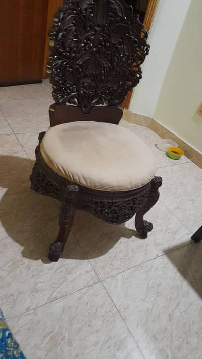 pure chinoti chairs with table