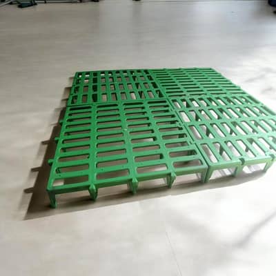 Floor Pallets, feeding Stand Plastic Scraper for cleaning.