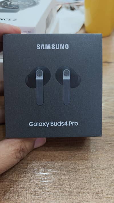 Galaxy Buds 4 Pro Black & White