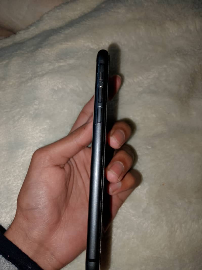 Apple iPhone 11 4