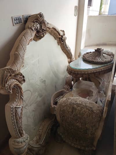 dressing table /. dresser