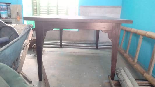 Meeting table in good condition