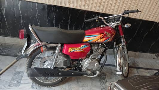 CG125 new condition bss 1k kilo meter chli h 1 month phly li h bilkul
