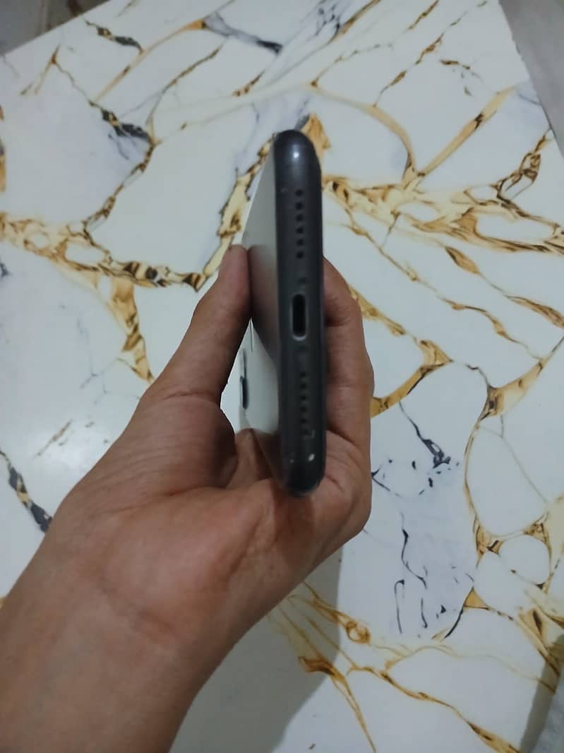 iPhone 11 Mint condition 2
