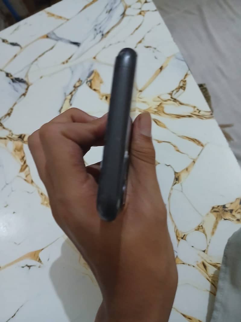 iPhone 11 Mint condition 5