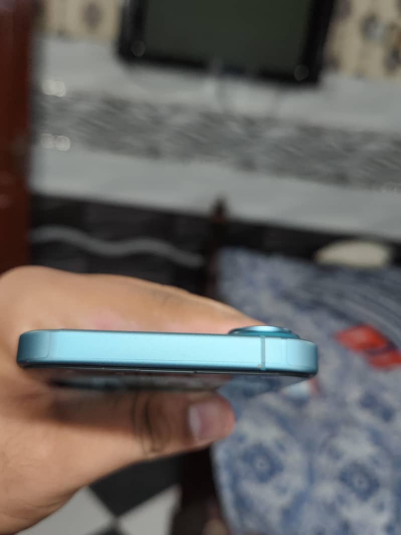 Apple iPhone 16 4