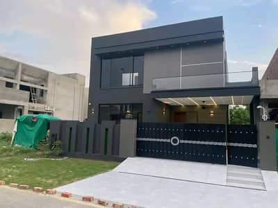 10 Marla Luxury House is Available for Rent in Bahria Town Lahore