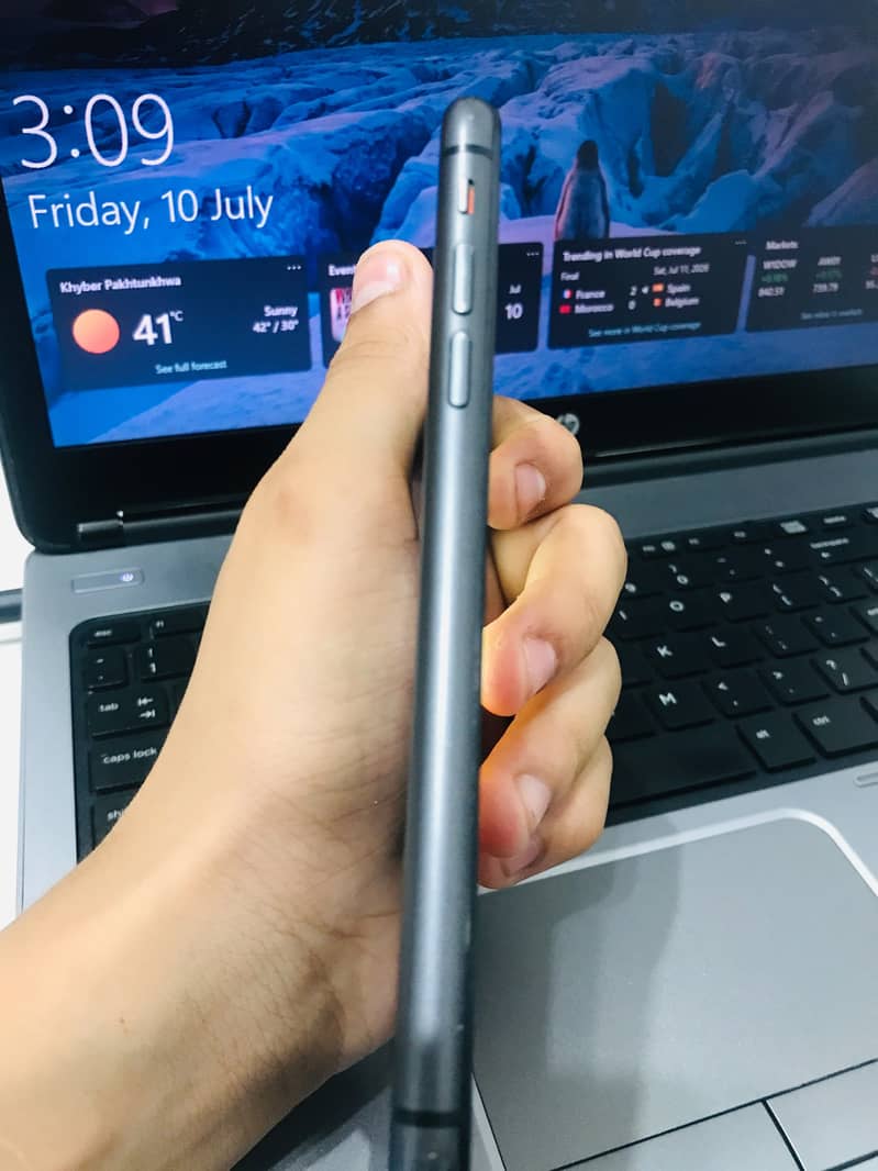 Apple iPhone 11 4