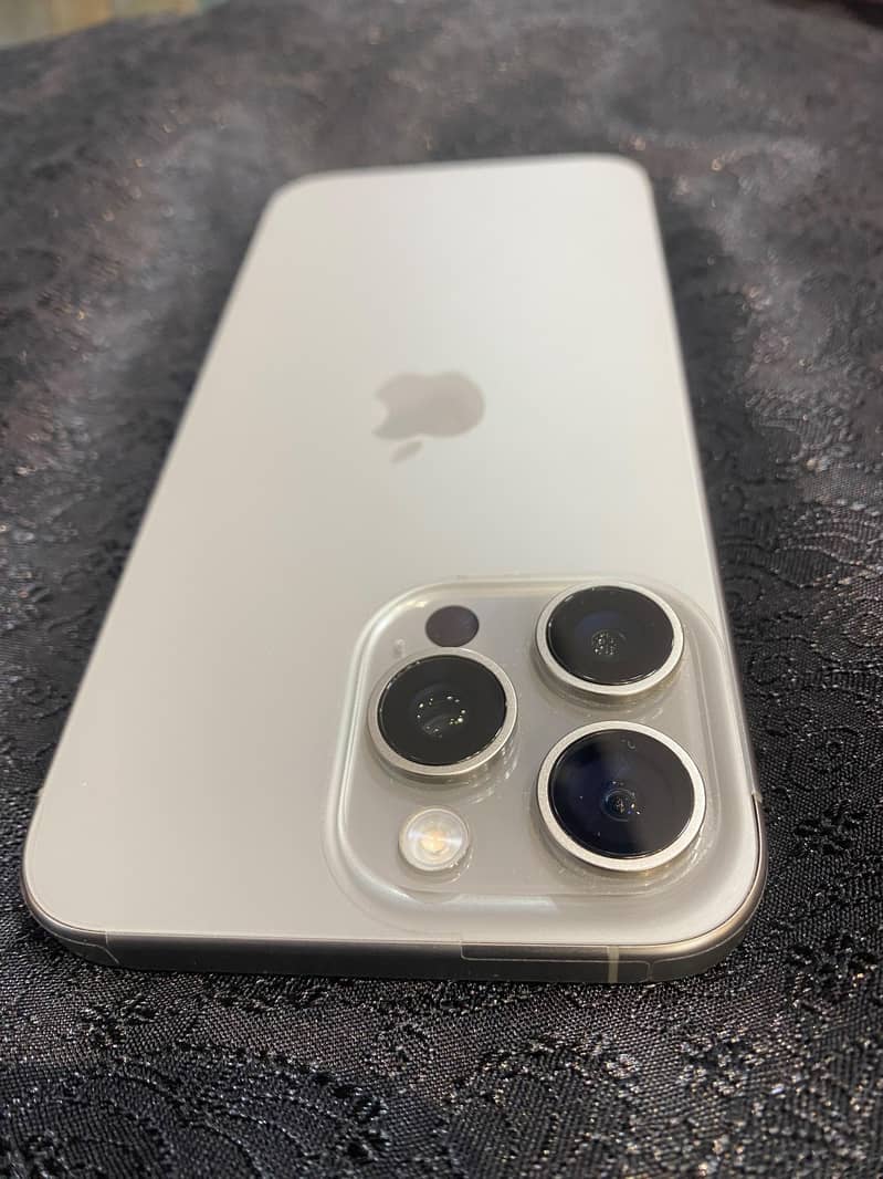 Apple iPhone 15 Pro Max 0