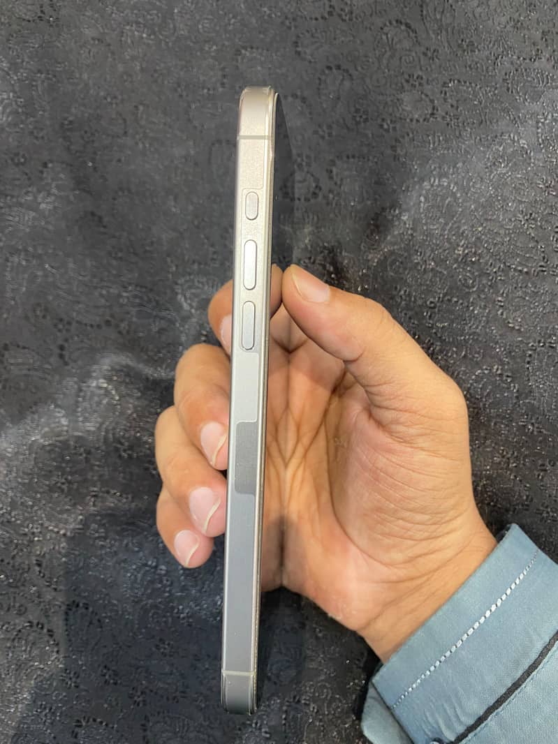 Apple iPhone 15 Pro Max 4
