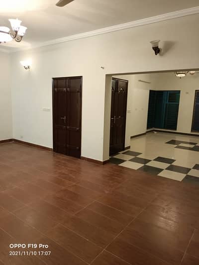 10 MARLA 4 BEDROOMS SD HOUSE AVAILABLE FOR RENT