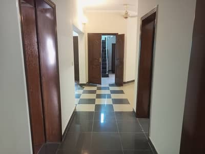 12 MARLA 4 BEDROOMS SD HOUSE AVAILABLE FOR RENT