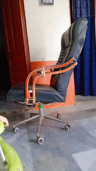 I am selling Revolving chairs, office chair