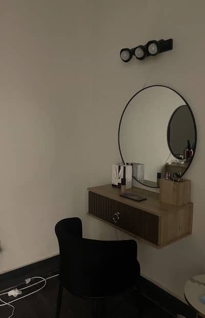 CIRCULAR MIRROR AND CONSOLE